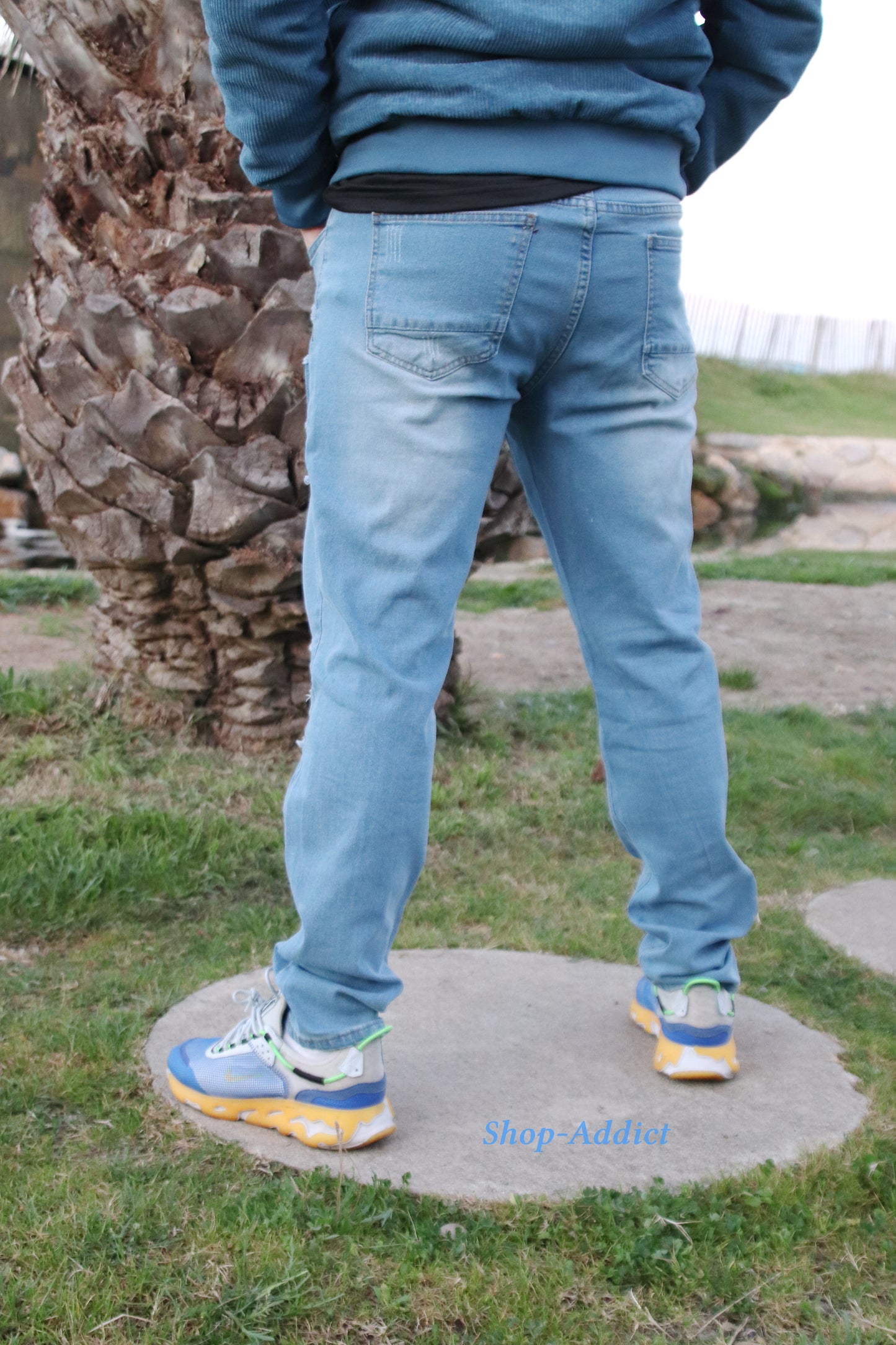 JEANS TROUÉ